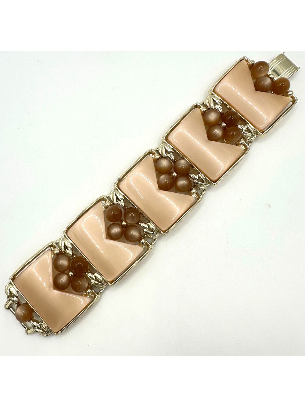 Vintage 1940s gold tone cream peach beige moonglow lucite thermoset bracelet